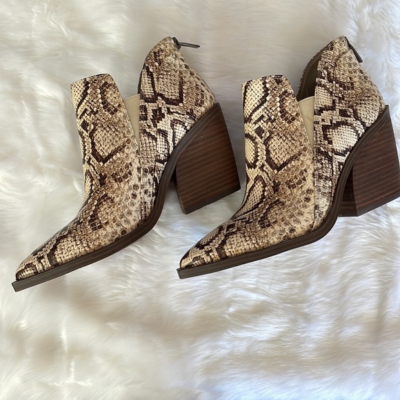 Vince Camuto Gradina Block Heel Booties - Picture 3 of 10